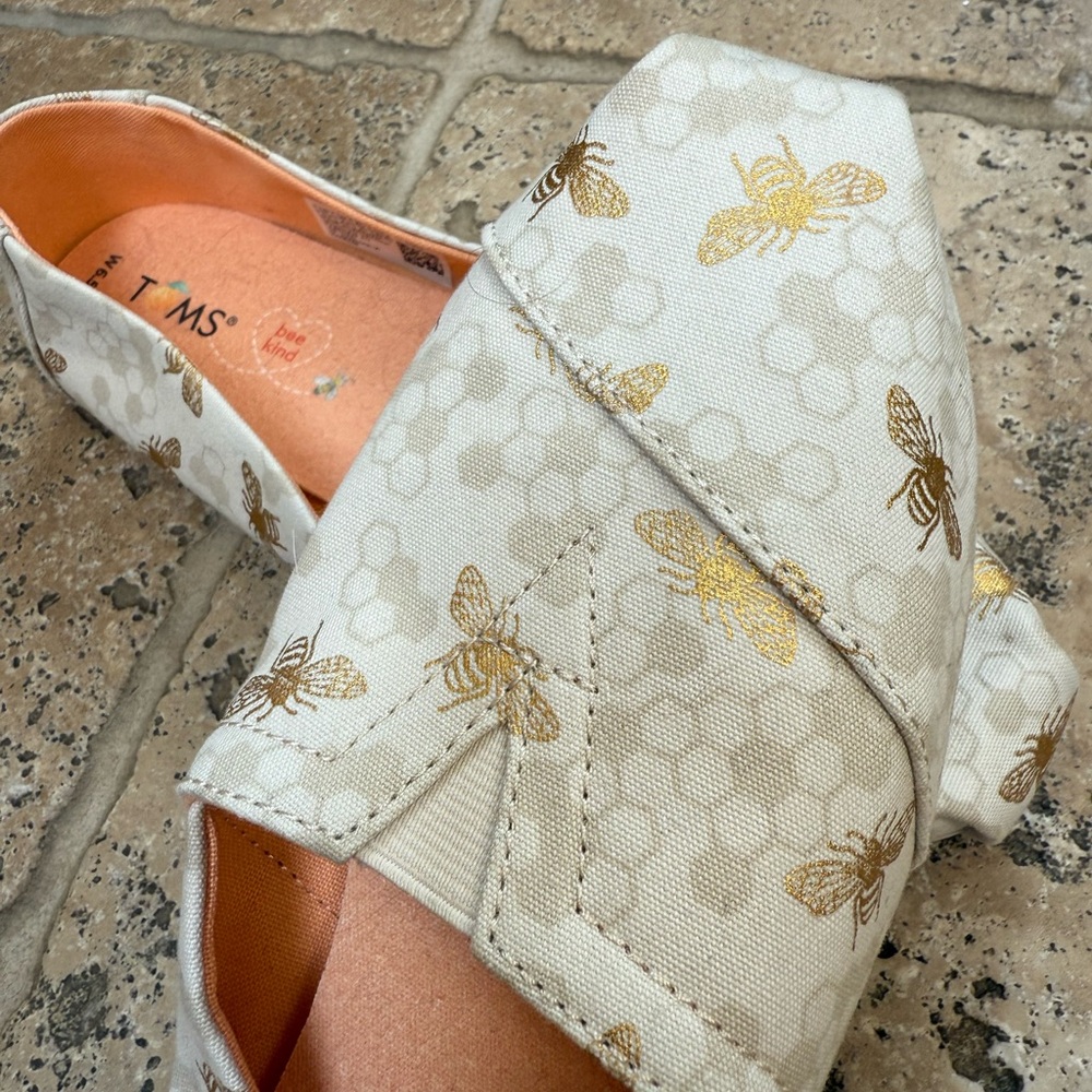 TOMS Women's Cream and Gold Bee Print Shoes
